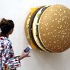 Une femme observe la cr&eacute;ation "Big Big Mac" de Tom Friedman lors d'une exposition install&eacute;e &agrave; Milan dans le cadre de l'Exposition 2015, le 8 avril 2015.&nbsp; (STEFANO RELLANDINI / REUTERS)