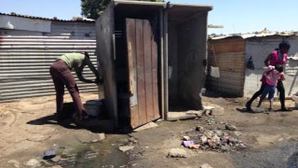 Vie quotidienne à Diepsloot, township d'environ 200 000 habitants au nord de Johannesburg. La ville est une agrégation disparate de cahutes faites de bois et de tôles. Des baraques au loyer prohibitif de 60 euros le mois. Dans ce Township, Il n'y a que deux toilettes et un robinet d'eau pour plusieurs centaines d'habitants. Quasiment personne ici ne travaille. C'est l'un des townships les plus violents de Johannesburg.
  (Stéphane Dubun)
