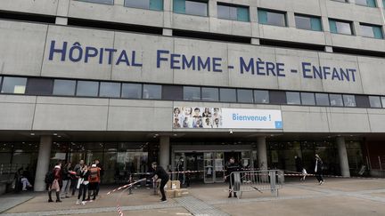 Les faits se sont déroulés devant l'hôpital femme-mère-enfant de Bron samedi 1er juillet. (MAXIME JEGAT / MAXPPP)