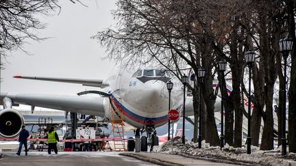 Un premier avion avec des diplomates russes expulsés des Etats-Unis et leurs familles a atterri à Moscou (Russie), dimanche 1er avril 2018. (VASILY MAXIMOV / AFP)