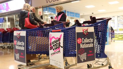 Les bénévoles des&nbsp;Restos du Cœur de Coluche collectent des dons à la sortie de la grande surface&nbsp;Carrefour Wasquehal près de Lille en novembre 2018. (FRANÇOIS CORTADE / RADIO FRANCE)