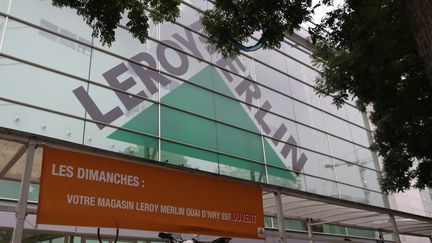 La fa&ccedil;ade d'un magasin Leroy Merlin &agrave; Paris, en septembre 2013. (KENZO TRIBOUILLARD / AFP)