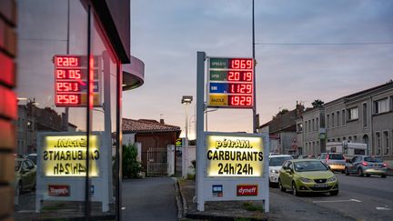 Une station-service dans la ville d'Auch (Gers), le 10 avril 2023. (JEAN-MARC BARRERE / HANS LUCAS / AFP)