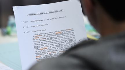 Un lycéen découvre l'épreuve de philosophie en série L au baccalauréat, le 15 juin 2016 au lycée Fustel de Coulanges à Strasbourg. (FREDERICK FLORIN / AFP)