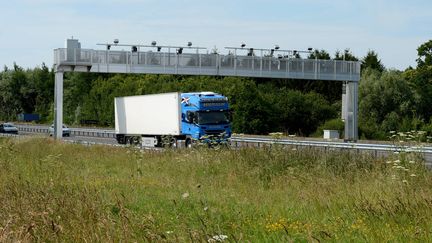 Un portique écotaxe surplombe l'A84 entre Rennes et Caen, le 22 juin 2014. (MAXPPP)