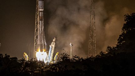 Une fusée Soyouz décolle depuis Kourou en Guyane, le 18 décembre 2019. (JODY AMIET / AFP)