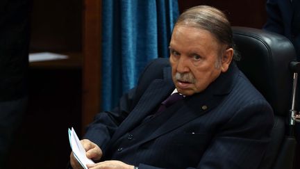 Le président algérien Abdelaziz Bouteflika dans un bureau de vote, à Alger, la capitale du pays, le 23 novembre 2017. (BILLAL BENSALEM / NURPHOTO / AFP)