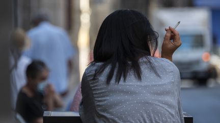 L'Alliance contre le tabac demande des "incitations financières sous conditions de ressources" afin "d'inciter les fumeurs les plus défavorisés à se faire aider" à arrêter (illustration). (JOSE JORDAN / AFP)