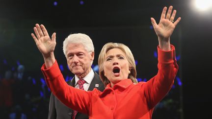 Bill et Hillary Clinton lors d'une collecte de fonds à Des Moines (Etats-Unis), le 24 octobre 2015. (SCOTT OLSON / GETTY IMAGES NORTH AMERICA / AFP)