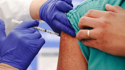 En France, il y a 20% de la population qui n'a reçu aucune dose de vaccin contre le Covid-19, en janvier 2022. (BLOOMBERG CREATIVE / BLOOMBERG CREATIVE PHOTOS / GETTYIMAGES)