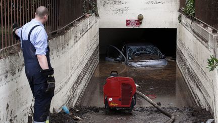 Un parking est inondé à Boit (Alpes-Maritimes) après les intempéries meutrières qui ont frappé le Sud-Est, le 5 octobre 2015. (SEBASTIEN NOGIER / EPA)