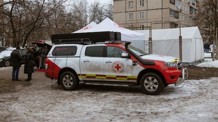 Un véhicule de la Croix-Rouge à Kiev (Ukraine), le 13 décembre 2023. (ANDRE ALVES / ANADOLU / AFP)