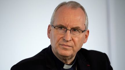 Le vice-président de la Conférence des évêques de France, Vincent Jordy, lors d'une conférence de presse à Lourdes (Hautes-Pyrénées), le 7 avril 2022. (MATTHIEU RONDEL / AFP)