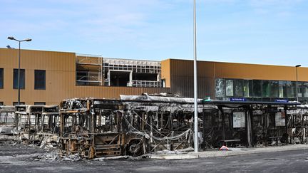 Un centre de bus a été incendié à Aubervilliers, en Seine-Saint-Denis, le 30 juin 2023. (BERTRAND GUAY / AFP)