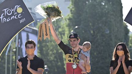 Wout van Aert (avec le bouquet), vainqueur de la 21e et dernière étape du Tour de France 2021.&nbsp; (PHILIPPE LOPEZ / AFP)