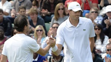 Adrian Mannarino remercie John Isner à Wimbledon (ADRIAN DENNIS / AFP)