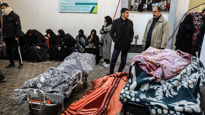 Des Palestiniens se trouvent dans un hôpital de Rafah, près de corps de victimes de bombardements à Khan Younès, au sud de la bande de Gaza, le 24 janvier 2024. (ABED RAHIM KHATIB / ANADOLU / AFP)