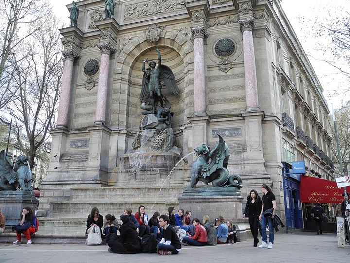 Le bâtiment est adossé à la Fontaine Saint-Michel. Il donne d'un côté sur la Place, de l'autre sur le Boulevard.
