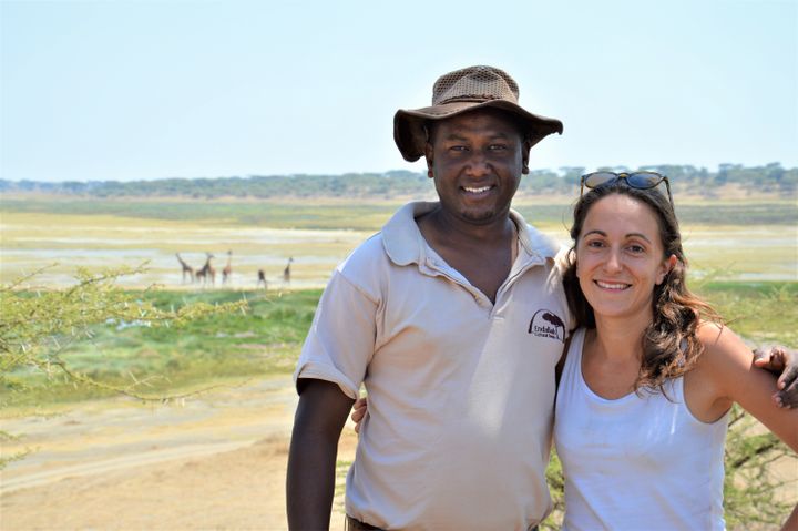 Marine&nbsp;Chauvetet&nbsp;et le guide Tandau en Tanzanie. "Les voyageurs découvrent la culture des communautés et en même temps les différentes communautés apprennent des voyageurs" (Photo Endallah)