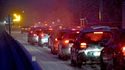 Des véhicules bloqués sur la route nationale RN 88 en Haute-Loire.&nbsp; (MAXPPP)