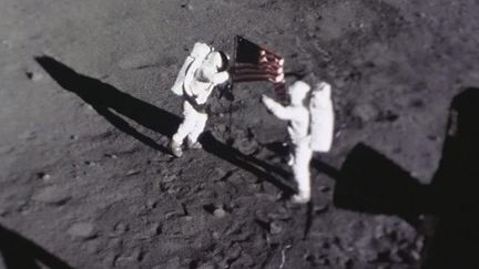 &nbsp; (Neil Armstronge et Buzz Aldrin sur la Lune, filmés par la caméra à bord d'Apollo 11 © NASA)