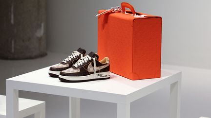 L'une des 200 paires de baskets "Air Force 1" Vuitton-Nike dessinée par&nbsp;Virgil Abloh vendues aux enchères chez&nbsp;Sotheby's New York (THEO WARGO / GETTY IMAGES NORTH AMERICA)