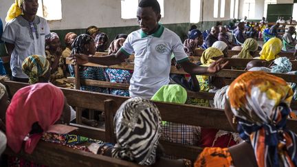 Persécutés, les premiers kimbanguistes sont sortis de la clandestinité et obtenu des autorités coloniales belges, le statut d'Eglise officielle en 1959, un an avant l'indépendance du Congo. Tout en professant un message éminemment non-violent, les kimbanguistes affichent un fonctionnement très militaire et attachent une importance toute particulière à la musique. Essentiellement implantée en RDC, cette jeune Eglise a essaimé dans certains pays voisins d'Afrique centrale, mais aussi en Europe, par le biais de la diaspora congolaise. L'Église de Jésus-Christ sur la Terre par son Envoyé spécial Simon Kimbangu (EJSSK) revendique 32 millions de fidèles. En RDC, leur nombre est évalué à environ 10% de la population. (Eduardo Soteras / AFP)