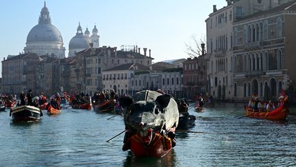 Le rat, symbole traditionnel, en tête de la parade d'ouverture du Carnaval de Venise, le 28 janvier 2024. (GABRIEL BOUYS / AFP)