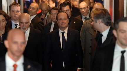 François Hollande arrive à l'UGC Normandie sur les  Champs-Elysées, en compagnie de Jean-Louis Livi, producteur du film
 (PIERRE ANDRIEU / AFP)