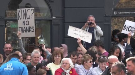 Même s'ils sont minoritaires, des Britanniques de tous âges ont clamé leur opposition pendant les hommages à la reine Elizabeth II. (FRANCEINFO)