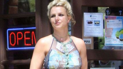 Nous sommes en 2012 et Britney Spears ne sait toujours pas s'habiller. (KM PRESS GROUP / REX / SIPA)