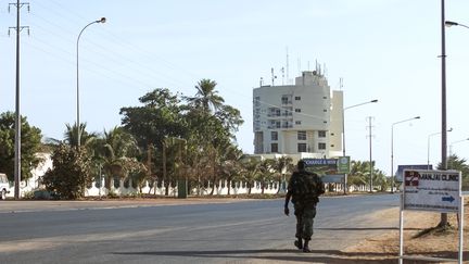 Un soldat gambien marche dans les rues vides de la capitale Banjul, jeudi 19 janvier 2017. (STRINGER / AFP)