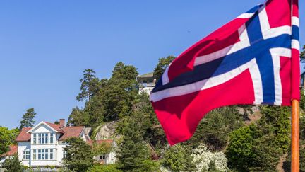 Un drapeau norvégien flottant à Oslo. (MAISANT LUDOVIC / AFP)