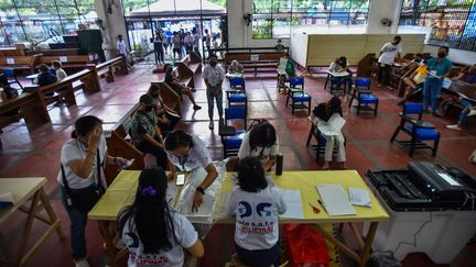 Dans un bureau de vote, le 9 mai 2022, à Manille (Philippines). (MARIA TAN / AFP)