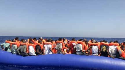 Le 11 août 2019, le navire Ocean Viking, de l'ONG Médecins sans Frontières, récupère 81 migrants dérivant sur un bateau pneumatique en Méditerranée. (ANNE CHAON / AFP)