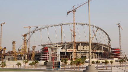 &nbsp; (Le Khalifa International Stadium en construction à Doha. Il pourra accueillir 40.000 spectateurs © REUTERS | Naseem Zeitoon)