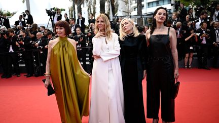 Le menton haut, ces quatre Drôle de Dames sont des habituées du tapis rouge. Sabine Azema, Sandrine Kiberlain, Emmanuelle Beart et Jeanne Balibar ont tenté de charmer les photographes.&nbsp; (LOIC VENANCE / AFP)