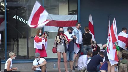 Une manifestation devant l'ambassade de Biélorussie à Vilnius (Lituanie), le vendredi 21 août 2020. (GILLES GALLINARO / RADIO FRANCE)