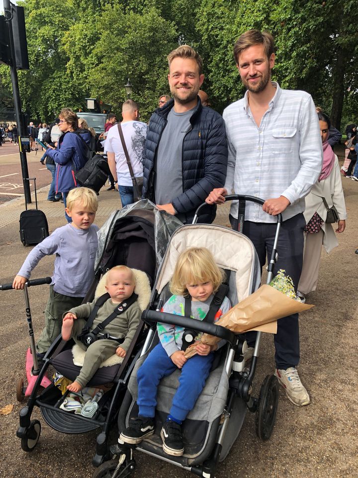 David est venu en famille, avec son fils, son beau-frère et ses enfants, pour déposer un bouquet de fleurs à Buckingham Palace, vendredi 8 septembre 2022.&nbsp; (MARIE-ADELAIDE SCIGACZ / FRANCEINFO)