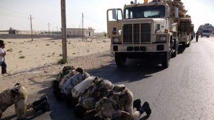 Al-Arish, dans le Sinaï: des soldats égyptiens en prière, alors qu'ils viennent d'être déployés dans le nord de la ville égyptienne, le 16 Juillet 2013.  (TOPSHOTS / AFP PHOTO / STR)