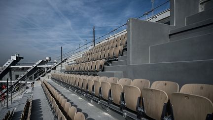 Les sièges du court Philipe Chartrier, en février 2019.&nbsp; (PHILIPPE LOPEZ / AFP)