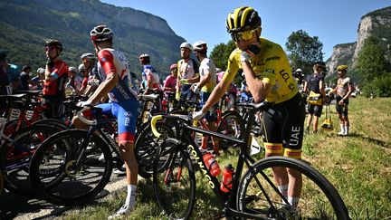 Tadej Pogacar (UAE-Team Emirates) lors de la pause forcée suite à la neutralisation lors de la 10e étape du Tour de France 2022. (MARCO BERTORELLO / AFP)