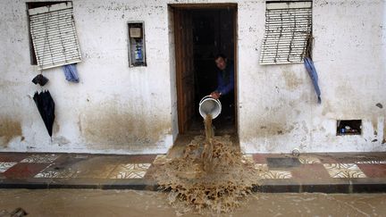 Un habitant de Villanueva del Rosario, pr&egrave;s de Malaga (Espagne), vide l'eau entr&eacute;e dans sa maison inond&eacute;e, vendredi 28 septembre.&nbsp; (SERGIO TORRES / AP /SIPA)