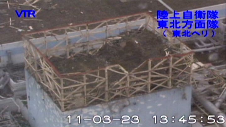 Le bâtiment détruit du réacteur 1 de la centrale de Fukushima, le 23 mars 2011. (GROUND SELF-DEFENSE FORCES / AFP)