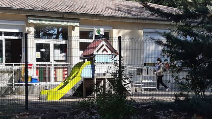 La cour d'une crèche dans les Bouches-du-Rhône, en 2021. (Emilie Briffod/Radio France)