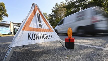 Des policiers contrôlent les véhicules au poste-frontière de Burghausen (Allemagne), le 4 septembre 2024. (FRANK HOERMANN / SVEN SIMON / AFP)