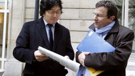 Jean-Vincent Placé (EELV) et Christophe Borgel (PS), le 2 novembre 2011, au siège du PS. (THOMAS SAMSON / AFP)