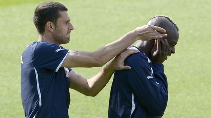 Forc&eacute;ment, &agrave; force de faire des blagues &agrave; ses petits camarades, ces derniers se vengent.&nbsp;Ici Thiago Motta (&agrave; gauche)&nbsp;prenant un malin plaisir &agrave; s'attaquer aux oreilles de Mario Balotelli. (CLAUDIO VILLA / GETTY IMAGES EUROPE)