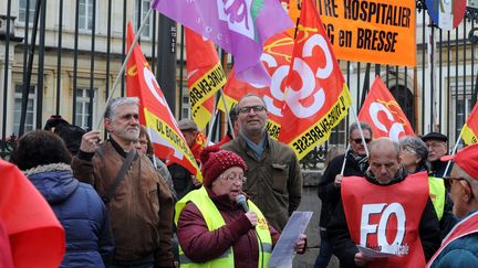 Des professionnels de la santé manifestent, mardi 7 mars 2017 devant la préfecture de l'Ain à Bourg-en-Bresse, pour dénoncer&nbsp;la dégradation de leurs conditions de travail. (MAXPPP)