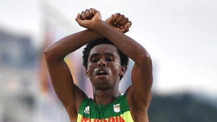 L'Ethiopien&nbsp;Feyisa Lilesa, à l'arrivée du marathon, le 21 août 2016 à Rio de Janeiro. (OLIVIER MORIN / AFP)